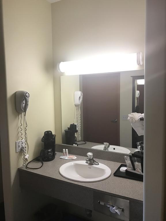 Super 8 By Wyndham Barrie South Hotel Kültér fotó